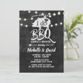 私たちのためにBBQ カップルシャワーのための素朴な黒板 招待状 (スタンド正面)