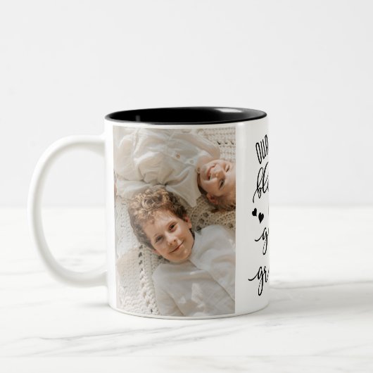 私たちのもっとも偉大恵みは私たちを祖父と祖母と呼ぶ ツートーンマグカップ (左)