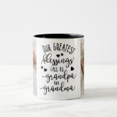 私たちのもっとも偉大恵みは私たちを祖父と祖母と呼ぶ ツートーンマグカップ (中央)