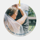私たちのエレガント初めてのクリスマスをミスター&ミセス写真として金ゴールド セラミックオーナメント (裏面)