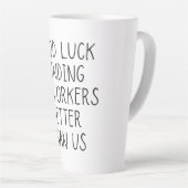 私たちのコーヒーより良い同僚を見つける幸運 カフェラテマグ (右アングル)