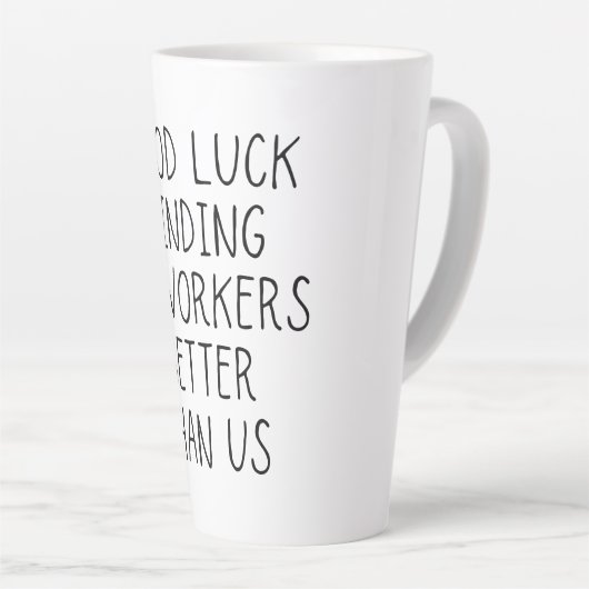 私たちのコーヒーより良い同僚を見つける幸運 カフェラテマグ (右アングル)