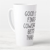 私たちのコーヒーより良い同僚を見つける幸運 カフェラテマグ (左アングル)