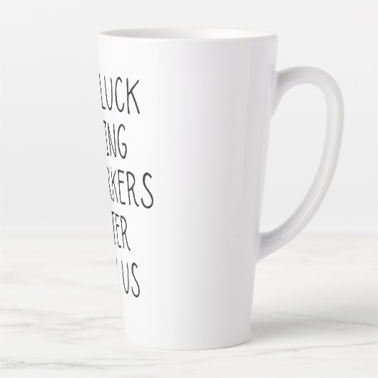 私たちのコーヒーより良い同僚を見つける幸運 カフェラテマグ (右)