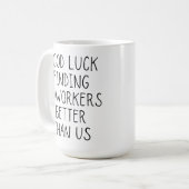 私たちのコーヒーより良い同僚を見つける幸運 コーヒーマグカップ (正面左)