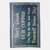 私たちのコーヒーヴィンテージ広告をノックしないおもしろい キッチンタオル (縦)