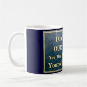 私たちのコーヒーヴィンテージ看板ダークブルーをノックしない コーヒーマグカップ (左)