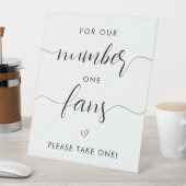 私たちのナンバーワンのファンのためのミニマルな白黒 台座サイン (インサイチュ)