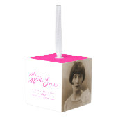 私たちのハートで葬儀ピンクの白い写真追悼 キューブオーナメント (裏面アングル)