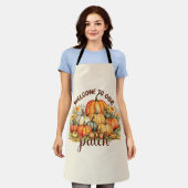 私たちのパッチへようこそ – Cozy Pumpkin Patch エプロン (着用した状態)
