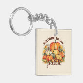 私たちのパッチへようこそ – Cozy Pumpkin Patch キーホルダー (正面左)