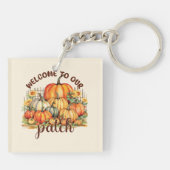 私たちのパッチへようこそ – Cozy Pumpkin Patch キーホルダー (裏面)