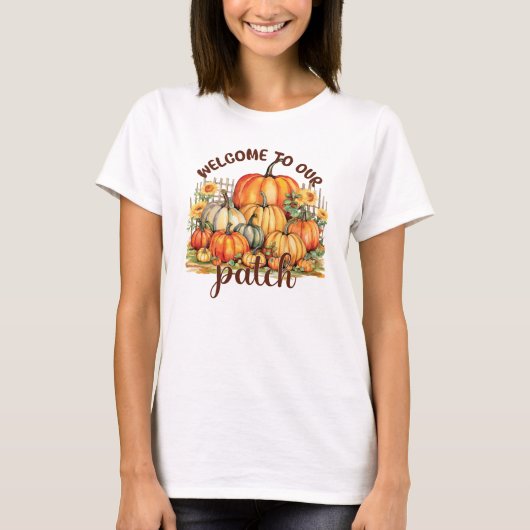 私たちのパッチへようこそ – Cozy Pumpkin Patch Tシャツ (正面)