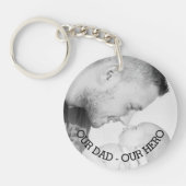 私たちのパパ – 私たちのヒーロー |写真パーソナライズされた キーホルダー (正面)