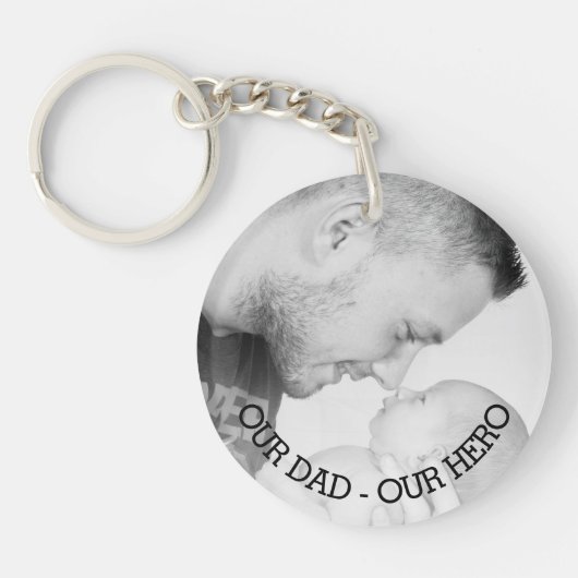 私たちのパパ – 私たちのヒーロー |写真パーソナライズされた キーホルダー (正面)