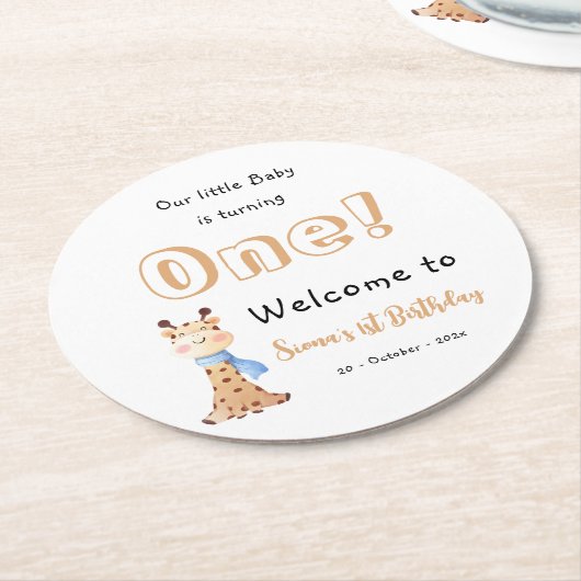 私たちのベビーは可愛いキリン1歳の誕生日を迎える ラウンドペーパーコースター (アングル)