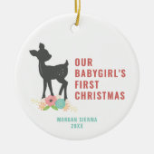 私たちのベビーガールの初めてのクリスマスパーソナライズされた鹿 セラミックオーナメント (正面)