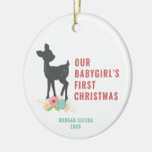 私たちのベビーガールの初めてのクリスマスパーソナライズされた鹿 セラミックオーナメント (左)