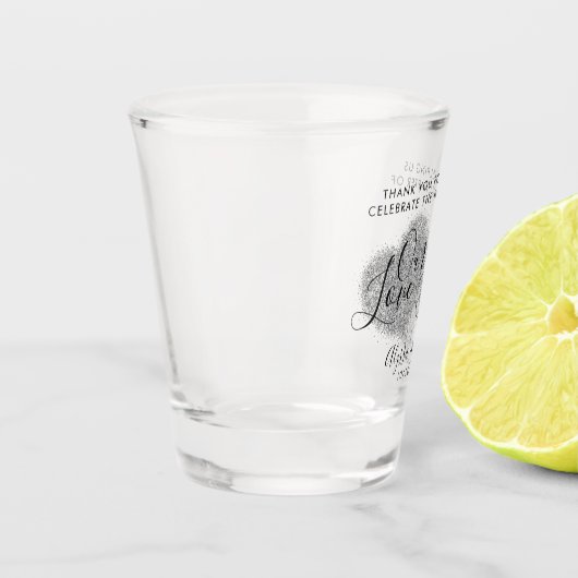 私たちのラブストーリーシルバーグリッターハート結婚式の引き出物 ショットグラス (左)