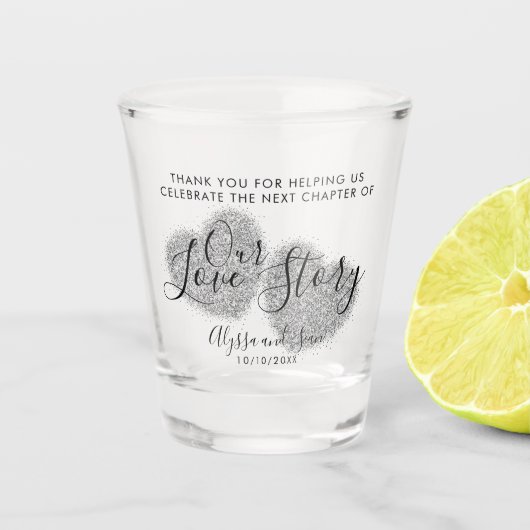 私たちのラブストーリーシルバーグリッターハート結婚式の引き出物 ショットグラス (正面)
