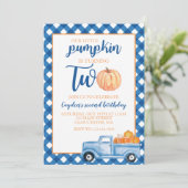 私たちのリトルカボチャは、2つの青トラックの2番目の誕生日 招待状 (スタンド正面)
