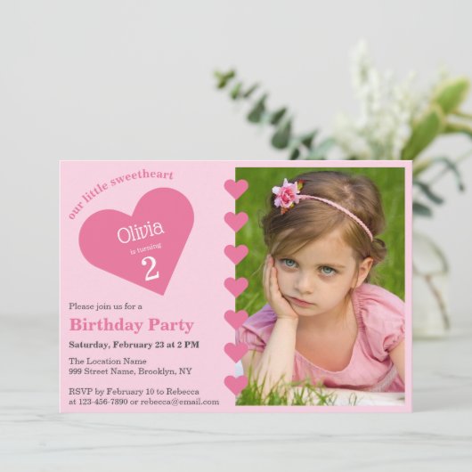 私たちのリトルスウィートピンクハート写真誕生日 招待状 (スタンド正面)