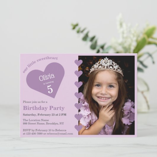 私たちのリトルスウィートフォトパープルハート誕生日 招待状 (スタンド正面)