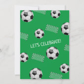 私たちのリトルルーキーの最初の誕生日を祝おう 緑のサッカーボール 1歳の誕生日 招待状 (裏面)