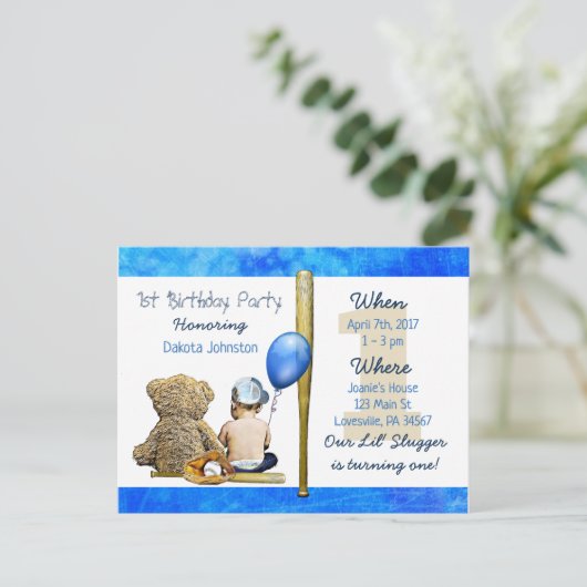 私たちのリル・スラッガーボーイとテディベアの最初の誕生日 インビテーションポストカード (スタンド正面)