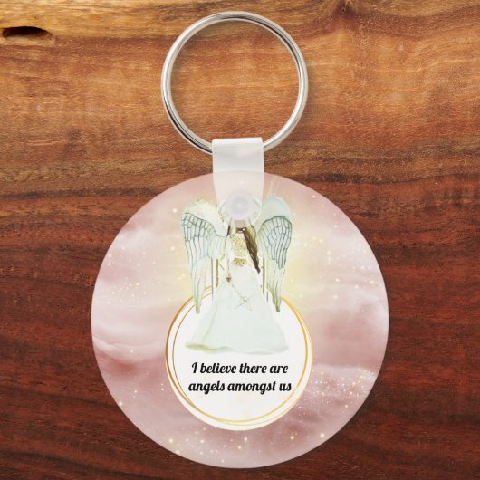 私たちの中の守護天使ピンクの空の天使 キーホルダー (正面)