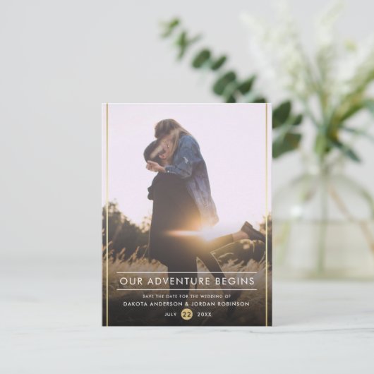 私たちの冒険が始まるモダンタイポグラフィ金ゴールド写真 案内ポストカード (スタンド正面)