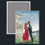 私たちの冒険が始まる写真ありがとう結婚。 マグネット<br><div class="desc">新祝旅の始まり写真ありがとうお結婚客様のゲストに最適なキープサケ結婚ー！「Our Adventure Beginds」とお気に入りのいう心情あるフレーズに合わせて写真を撮り、個人的なtouchと実用的で永続的な思い出を組み合わせたこのマグネット。冷蔵庫やその他の磁気面に貼り付けるように設計さ保れ、それは特別な日のフロントと中心の思い出。このマユニークグネットは感謝してい愛する人々が大切にする印だ。</div>