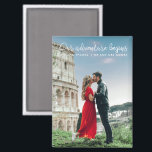 私たちの冒険が始まる写真ありがとう結婚。 マグネット<br><div class="desc">新祝旅の始まり写真ありがとうお結婚客様のゲストに最適なキープサケ結婚ー!「Our Adventure Beginds」とお気に入りのいう心情あるフレーズに合わせて写真を撮り、個人的なtouchと実用的で永続的な思い出を組み合わせたこのマグネット。冷蔵庫やその他の磁気面に貼り付けるように設計さ保れ、それは特別な日のフロントと中心の思い出。このマユニークグネットは感謝してい愛する人々が大切にする印だ。</div>