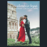 私たちの冒険が始まる写真ありがとう結婚。 マグネット<br><div class="desc">私た祝ちのアドベンチャーで新しい旅の始まり写真ありがとうご結婚ざいます！写真お気に入りのと「Our Adventure Begins」のデザインを取り上げ魅力的、大切に思える記念の品として楽しめ与えるマグネット。完璧に気持ちとスタイルをブレンドし、あなたの特別な日と、それを取り巻く愛の永遠の思い出である。</div>