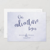 私たちの冒険が始まる ブルー タイポグラフィー ウェディング 案内ポストカード (正面/裏面)