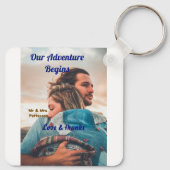 私たちの冒険が始まる 二人の写真を愛と感謝を込めて キーホルダー (裏面)