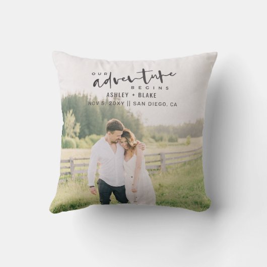 私たちの冒険が開始スクリプト写真の日付を保存 クッション (裏面)