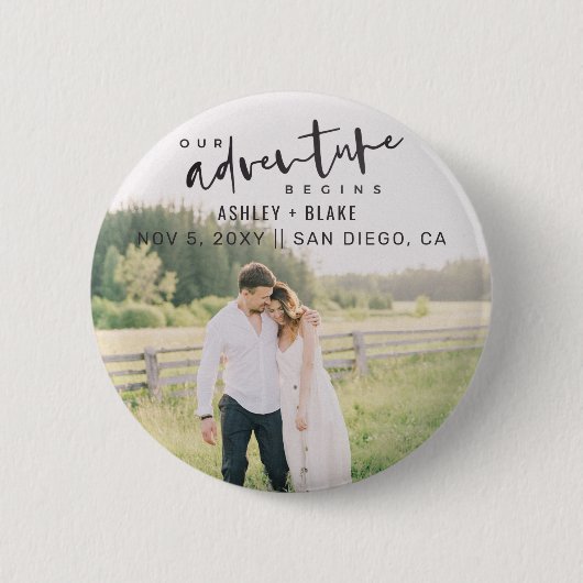 私たちの冒険が開始スクリプト写真の日付を保存 缶バッジ (正面)