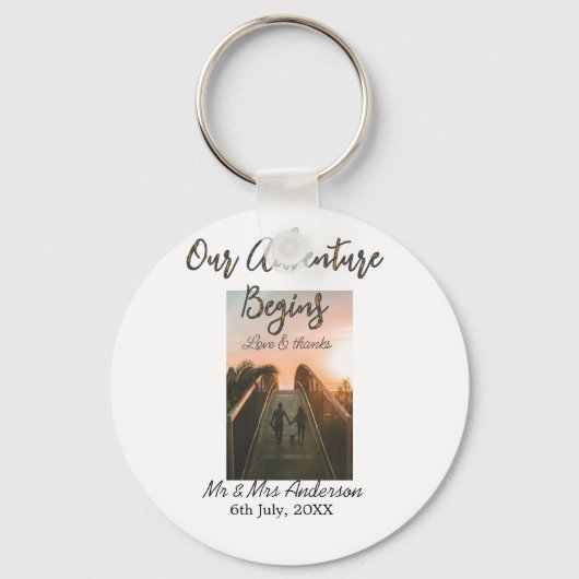 私たちの冒険はカップルの写真の愛を開始感謝してい& キーホルダー (正面)