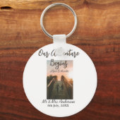 私たちの冒険はカップルの写真の愛を開始感謝してい& キーホルダー (裏面)