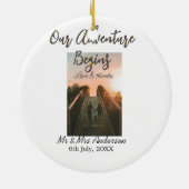 私たちの冒険はカップルの写真の愛を開始感謝してい& セラミックオーナメント (裏面)