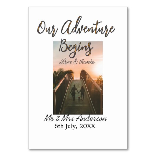 私たちの冒険はカップルの写真の愛を開始感謝してい& テーブルナンバー (正面)