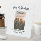 私たちの冒険はカップルの写真の愛を開始感謝してい& 台座サイン (インサイチュ)