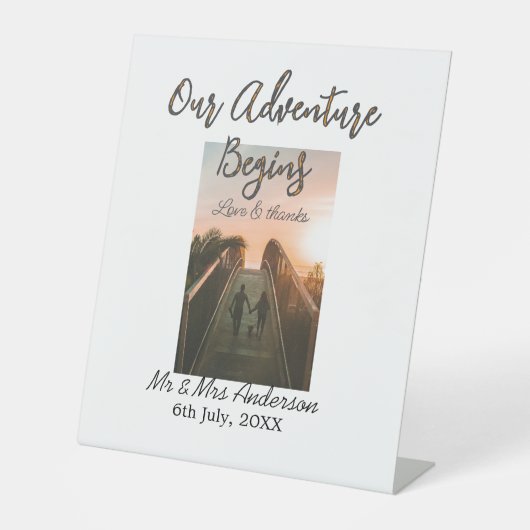 私たちの冒険はカップルの写真の愛を開始感謝してい& 台座サイン (正面)