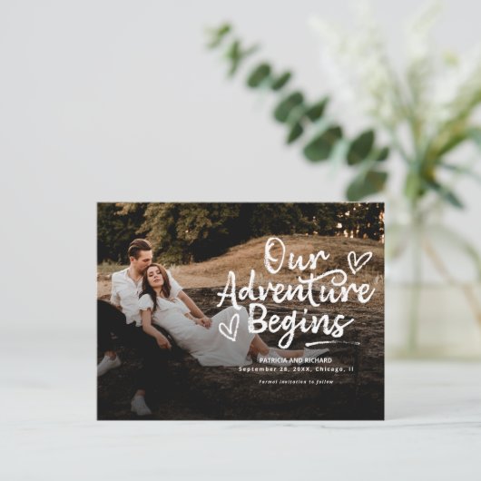 私たちの冒険は結婚式を開始する日付写真を保存 ポストカード (スタンド正面)
