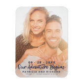 私たちの冒険は結婚式を開始する日付写真を保存 マグネット (縦)