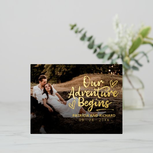 私たちの冒険は結婚式を開始する日付写真を保存 箔シーズンポストカード (立ち正面)