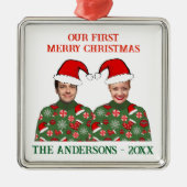 私たちの初めてのクリスマスおもしろい写真の醜いセーター メタルオーナメント (正面)