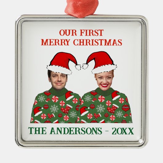 私たちの初めてのクリスマスおもしろい写真の醜いセーター メタルオーナメント (正面)