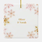 私たちの初めてのクリスマスが一緒にフォトピンク金ゴールド セラミックオーナメント (裏面)